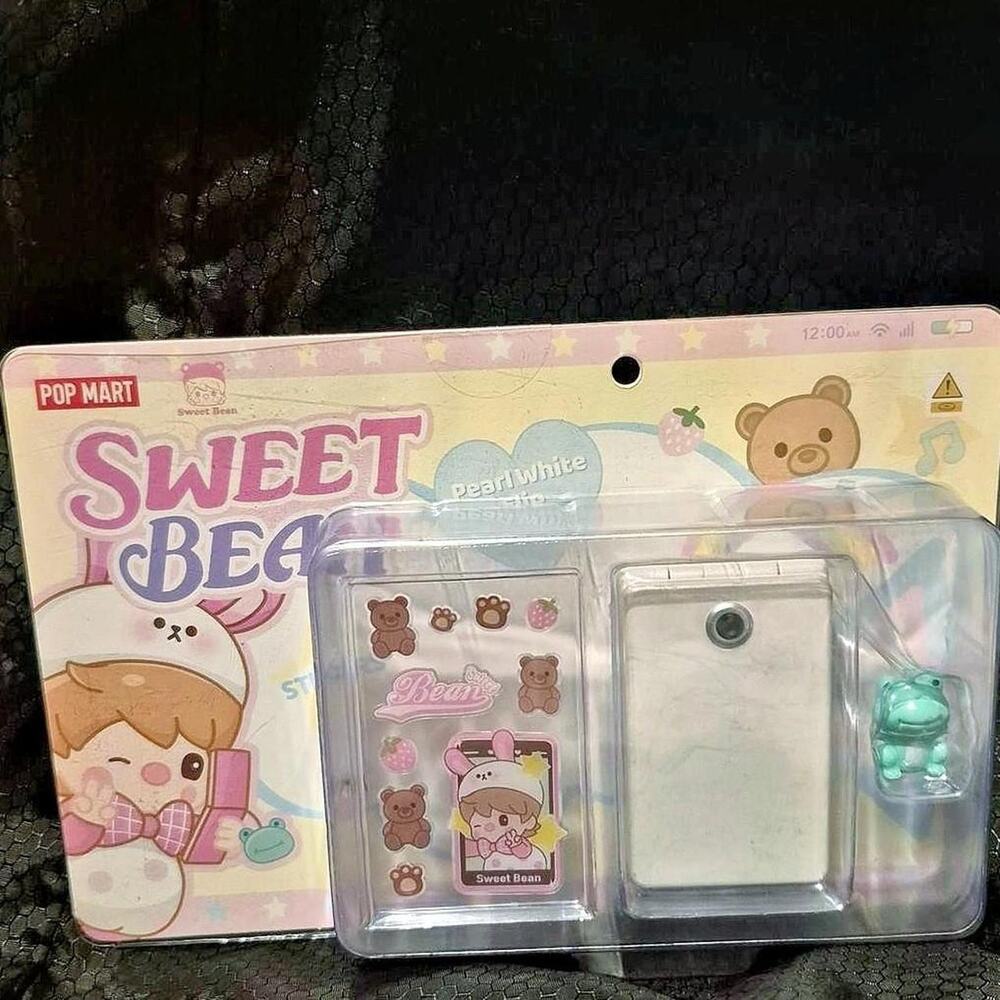 Pop mart sweet bean pearl flip phone figure
